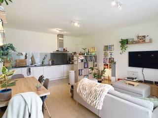 <p>Dit moderne appartement met twee slaapkamers in Tienen bevindt zich aan de groene stadsrand, vlak naast domein Viander. Het appartement is gelegen op de vierde verdieping van residentie PIT, een eigentijds gebouw uit 2016 met een moderne en strakke architectuur. Dankzij de ligging, de aangename lichtinval en het ruime zuidwestgerichte terras biedt dit appartement een comfortabele woonomgeving met een mooi uitzicht over het groen.</p><p>Via de ruime inkomhal kom je binnen in het appartement. Hier is plaats voorzien voor een vestiaire en er is een apart toilet. Vanuit de inkomhal bereik je de gezellige leefruimte, waar grote raampartijen zorgen voor een aangename natuurlijke lichtinval. De open keuken is mooi geïntegreerd in de leefruimte en beschikt over vier vitrokeramische kookplaten, een dampkap, koelkast met vriesvak, vaatwasmachine, lavabo en combi. Aansluitend is er een praktische berging met aansluiting voor een wasmachine.</p><p>Het appartement beschikt over twee slaapkamers, waardoor het geschikt is voor wie een extra kamer wenst als slaap-, werk- of hobbyruimte. De badkamer is uitgerust met twee designwastafels in een meubel en een ligbad met douche. Daarnaast is er nog een bijkomende kleine berging, eveneens voorzien van een aansluiting voor een wasmachine.</p><p>Een van de opvallendste troeven is het aangename terras met zuidwestelijke oriëntatie. Hier geniet je van een mooi panoramisch zicht over de groene omgeving en creëer je een fijne plek om buiten te ontspannen. De vierde verdieping zorgt bovendien voor een open gevoel en een aangenaam perspectief.</p><p>Ook op het vlak van energie en comfort is het appartement voorzien op hedendaags wonen. Residentie PIT beschikt over een lift en een videofoon, wat het dagelijkse wooncomfort verder verhoogt.</p><p>De ligging aan de stadsrand van Tienen combineert rust en bereikbaarheid. Domein Viander ligt vlakbij en biedt een groene omgeving in de directe nabijheid. Tegelijk bereik je het centrum van Tienen zeer snel en is ook de oprit van de E40 vlot bereikbaar. Een bushalte bevindt zich op wandelafstand, waardoor ook verplaatsingen met het openbaar vervoer eenvoudig zijn.</p><p>Een modern appartement met twee slaapkamers, een aangenaam zuidwestgericht terras en een groene ligging in Tienen, met het centrum en belangrijke verbindingswegen binnen handbereik. Ontdek zelf de troeven van dit appartement en plan een bezoek op www.living-stone.be!</p>