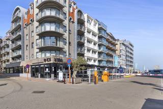 <p>ALTRO VASTGOED VERKOOP Je kan er niet omheen kijken... de uiterst commercieel gelegen handelsruimte van 230 m² in de strandlaan te Sint-Idesbald. Omwille van de constructie met palen kunnen alle binnenmuren worden weggenomen en is elke activiteit hier mogelijk. Deze eigendom is vrij van huurovereenkomst en onmiddellijk beschikbaar. Wenst u graag meer informatie of een bezoek aan deze uiterst commercieel gelegen eigendom? Contacteer vastgoedmakelaar Wim Gevaert - 0473 70 40 71 (7/7) of wim@altro-vastgoed.be</p>