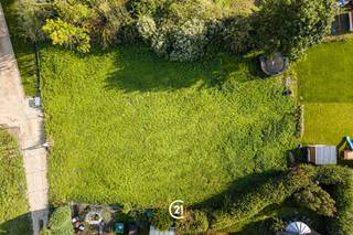 <p>In de Sterrestraat te Heurne, een deelgemeente van Oudenaarde, vindt u deze bouwgrond met de mogelijkheid om een vrijstaande woning te realiseren.</p><p>De ligging combineert een rustige, residentiële woonomgeving met de nabijheid van het centrum van Oudenaarde, waar u terechtkunt voor winkels, scholen, horeca en andere dagelijkse voorzieningen. Bovendien biedt de omgeving de kans om te genieten van het groen en de landelijke charme van de Vlaamse Ardennen.</p><p>Volgens de verkavelingsvergunning van 1986 dienen volgende bouwvoorschriften in acht genomen te worden:<br />- Bouwlijn 6 à 10m achter de rooilijn.<br />- De pas van het gelijkvloers mag niet meer bedragen dan 0,35 m bedragen boven het bestaande maaiveld.<br />- Maximum bouwdiepte: 20 m.<br />- Maximum hoogte: 3,50 m (afstand tussen inkomdorpel en bovenzijde kroonlijst).<br />- Bedaking (zadeldak, tent- of schilddak) in harmonie met de bedaking van de bestaande gebouwen in de omgeving, voorzien met een helling die begrepen is tussen 35° en 55°.<br />- Garage moet in het hoofdgebouw ondergebracht worden, afritten naar ondergrondse garages en trappen zijn verboden in voor- en zijgevels.<br />- De voortuinstrook wordt als tuin aangelegd, uitzondering wordt gemaakt voor de functionele verharding die tot een minimum moet worden beperkt.<br />- Tuinhuizen van max. 6 m² zijn toegelaten op 2 m van de perceelsgrenzen.<br />- De perceelsgrenzen afsluiten met een haag ofwel met stijl- en vlechtdraad van maximum 1,50 m hoogte aan de grond.</p><p>Een mooie opportuniteit voor wie op zoek is naar ruimte, privacy en de vrijheid om een eigen thuis te creëren.</p>