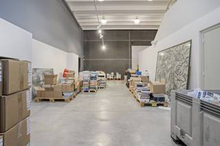 Ce complexe d'affaires récemment construit (2022) et équipé de façon moderne est désormais disponible à la location et offre l'équilibre parfait...