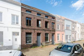 Deze gezellige rijwoning heeft 3 slaapkamers. De Speelmanstraat is een doodlopende straat, een zijstraat van de Zwijnaardsesteenweg. Een uitstekende locatie! <br /><br />Deze woning kan eveneens als totaalproject gezien worden icm nr 28, zie publicatie : https://topvastgoed.be/property/7808325/<br /><br />Het centrum van Gent is gemakkelijk te bereiken te voet en per fiets. Ook via het openbaar vervoer ben je op enkele minuten in de bruisende stad.<br />Door de nabijheid van het Sint- Pieters station geraak je via het openbaar vervoer overal. Uiteraard via de trein, maar ook tal van bussen en trams hebben daar hun haltes. <br />Supermarkten, scholen en restaurants zijn op wandel en/of fietsafstand terug te vinden. <br /><br />Ook het Citadelpark ligt werkelijk achter de hoek. Even rustig ontspannen, wandelen of genieten van de natuur... <br />Enerzijds is alles dichtbij, anderzijds kan je genieten van de rust. Een unieke combinatie in Gent!<br />Kortom, met de ligging van deze woning is een auto absoluut niet noodzakelijk. <br />Doch ben je op minder dan 5 min op alle belangrijke toegangswegen de E17, E40 en de R4<br /><br />Bij binnenkomst komen we terecht in de ruime leefruimte met open keuken. Op het gelijkvloers is er nog een extra bergruimte en toilet voorzien alsook de badkamer. Via het schuifraam hebben we toegang tot de zuid gerichte tuin. Altijd fijn om te genieten met vrienden of familie van de buitenlucht.<br />Op de eerste verdieping bevinden zich 2 ruime slaapkamers. Hier moet nog een extra doorgang voorzien worden. Op de 2de verdieping bevindt zich de 3de ruime slaapkamer.<br /><br />Extra troeven :<br />- Met zijn EPC C score is er geen renovatieplicht<br />- Mits de nodige opfrissing kan de woning volledig naar eigen smaak en stijl ingericht worden<br />- Een unieke opportuniteit om de woning als totaalproject te zien icm de aankoop van nr 28 = 5 slaapkamers in totaal<br />- Zomer of Winter, je kan het hele jaar door genieten van de buitenlucht<br /><br />Deze opportuniteit is ideaal voor wie in de stadsrand van Gent wil wonen. De indeling, de ruimtes en de aangename tuin bieden dit huis alles om er een echte thuis van te maken!<br /><br />Beschikbaar na akte mits overeenkomst met de huidige huurder.<br /><br />Interesse in deze TOPPER? Contacteer dan snel Topvastgoed voor een bezoek op het nummer 0475 700 700