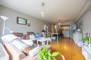 Dit verzorgde appartement, gelegen op de tweede verdieping, biedt een aangename combinatie van comfort, rust en een uitstekende ligging. Dankzij de praktische indeling en de aantrekkelijke locatie vormt dit pand een interessante opportuniteit voor zowel investeerders als wie op zoek is naar een kwalitatieve woonst. De aangename leefruimte geeft rechtstreeks toegang tot een gezellig terras aan de voorzijde, de ideale plek om te ontspannen en te genieten. De keuken is uitgerust met alles wat nodig is om comfortabel te koken. Achteraan bevinden zich twee rustig gelegen slaapkamers, ideaal om in alle privacy tot rust te komen. Eén van de slaapkamers biedt bovendien toegang tot een eigen terras, een mooie extra troef. Verder beschikt het appartement over een ruime berging met voldoende plaats voor een wasmachine en extra opbergruimte. Ook de ligging is een absolute meerwaarde: het strand, het zwembad, diverse winkels en andere voorzieningen bevinden zich op korte afstand. Bovendien geniet u van een vlotte aansluiting op de autostrade. Een extra troef voor investeerders: het appartement is momenteel verhuurd, waardoor u meteen geniet van huurinkomsten. In combinatie met de gunstige ligging, de praktische indeling en de twee terrassen maakt dit pand een bijzonder interessante investeringsopportuniteit. Een verzorgd en aantrekkelijk appartement op een uitstekende locatie, met tal van troeven én bestaande huurinkomsten. Zeker een bezoek waard!