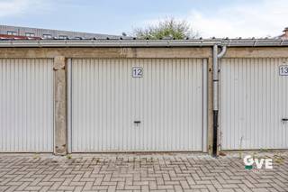 Deze garagebox (box 12) bevindt zich op een absolute topligging in het centrum van Leuven. In een buurt waar parkeergelegenheid bijzonder schaars is, vormt dit een uitstekende investerings- én gebruikskans.<br /><br />De garageboxen zijn achterin gelegen en maken deel uit van een verzorgd geheel van 18 garageboxen en 1 staanplaats. Ideaal voor wie een veilige en vlot bereikbare parkeer- of opslagruimte zoekt. De daken werden recent volledig vernieuwd. <br /><br />Interesse of meer informatie?<br />0474 386393<br />lotte@immogve.be