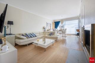 Dit zeer verzorgd appartement is centraal gelegen en heeft 2 slaapkamers.<br /><br />De living heeft veel lichtinval op een mooie houten vloer en er is overal dubbele beglazing.<br /><br />De open keuken op stenen vloer is volledig uitgerust en heeft: een ingebouwde ijskast en diepvries, een ceramische kookplaat, een dampkap, een vaatwasser, een dubbele spoelbak, een micro-oven en kasten boven en onder.<br /><br />De badkamer is volledig betegeld, een ligbad/douche en een lavabo.<br /><br />Het appartement heeft 2 slaapkamers ( 15m² + 11m²) en hebben beide zonnewering.<br /><br />Er is tevens een apart W.C. in het appartement.<br /><br />Het mooie terras (8m²) is aan de voorkant van het appartement gelegen en heeft een automatische zonnetent.<br /><br />Zeer gunstig EPC 176 kWh/m² jaar, LABEL B !<br /><br />De elektriciteit is conform.<br /><br />De maandelijkse kosten bedragen €250 ( verwarming, water, blokpolis, syndicus, minuterie, lift controle en onderhoud, ...) <br /><br />Voor meer info of een bezoek, neem contact op met Philip op 0476 99 90 29 of philip@reds.be.