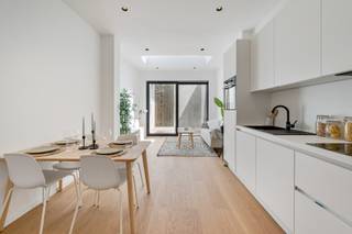 Welkom in uw nieuwe thuis! Deze prachtig gerenoveerde woning combineert hedendaags wooncomfort met een ideale ligging vlak bij het bruisende stadscentrum én op wandelafstand van het station. Perfect voor wie houdt van een vlotte verbinding én een rustige, zonnige thuisbasis.<br />Dankzij de totaalrenovatie is deze woning niet alleen zeer energiezuinig, maar ook volledig futureproof. U geniet van lage energiekosten en een moderne afwerking die klaar is voor de toekomst.<br />Binnenin vindt u drie ruime slaapkamers, waaronder een charmante kamer met mezzanine – ideaal als extra slaapplek, bureau of speelhoek. De mooie badkamer is stijlvol afgewerkt en voorzien van alle comfort. Verder is er een praktische extra ruimte voor het veilig stallen van fietsen en opslag.<br />Het zonnige stadstuintje vormt een oase van rust en is de perfecte plek om te ontspannen of om vrienden en familie te ontvangen.<br />Deze woning is een ideale investering of de perfecte keuze voor een jong en dynamisch gezin dat op zoek is naar een combinatie van stijl, duurzaamheid en locatie.<br />Mis deze kans niet – plan snel uw bezoek en ontdek het zelf! Bel 0479 20 31 48