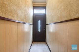 In het hart van Zele, op wandelafstand van winkels, scholen en het station, bevindt zich deze te renoveren woning met veel potentieel.Dankzij de...