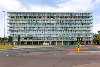 Van op de 8ste en bovenste verdieping van dit recente gebouw kijk je uit over de stad en haar dynamiek. Dit appartement aan de...