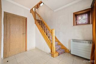 In een gegeerde residentiële buurt in Herent vind je deze solide open bebouwing met bijzonder veel potentieel. Een degelijke woning op een toplocatie, waar je zelf bepaalt hoe ver je gaat.<br /><br />De woning vormt vandaag een sterke basis en kan op verschillende niveaus gerenoveerd worden, volledig volgens jouw wensen en budget. Kies je voor enkele gerichte ingrepen of droom je van een grondige, hedendaagse totaalrenovatie? Hier creëer je stap voor stap de thuis die bij jou past.<br /><br />Om het potentieel concreet te maken, werd samen met een architectenbureau een renovatiestudie uitgewerkt, inclusief renders en ramingen. Tijdens een bezoek bekijken we samen wat mogelijk is binnen jouw renovatiebudget. Wil je daarna verder? Polares kan je van A tot Z begeleiden bij de realisatie.<br /><br />De woning heeft een EPC D-label en is vrij van renovatieverplichting.<br /><br />Binnen vind je een ruime, lichtrijke leefruimte, keuken en veranda met zicht op de zonnige tuin. Boven zijn er 3 slaapkamers en een badkamer. Ook de zolder biedt extra potentieel voor slaapkamers, bureau of hobbyruimte. Verder zijn er een inpandige garage, kelder en 2 staanplaatsen.<br /><br />Met Leuven op amper 5 minuten en Gasthuisberg, IMEC en KBC op fietsafstand woon je hier bovendien bijzonder centraal.<br /><br />Een degelijke basis, veel potentieel en vooral: de vrijheid om er binnen jouw budget jouw thuis van te maken.<br /><br />Voor meer informatie of een bezoek ter plaatse, bel naar Brecht op het nummer 0484/564422 of mail naar brecht@polares.eu