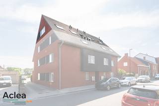 Op de bovenste verdieping van residentie 'De Moeren' in Sint-Laureins vinden we dit lichtrijke appartement terug met 2 slaapkamers. Het appartement situeert zich over de volledige dakverdieping van het gebouw en is toegankelijk met een lift die tevens tot in de kelderverdieping gaat waar er een privatieve kelderberging aanwezig is. De mooie ligging vlakbij het Leopoldkanaal zorgt ervoor dat je heerlijk kan wandelen en fietsen in de directe nabijheid. <br /><br />Als troef heb je achteraan een eigen gesloten garagebox met daarachter een eigen privatief terras met open zicht van maar liefst 30m²!<br /><br />Het appartement beschikt over een energiezuinig EPC B label en heeft tevens een conforme elektrische keuring. Het appartement is dan ook uiterst geschikt voor zowel eigen bewoning als investering om te gaan verhuren. <br /><br />Indeling als volgt:<br />- inkomhal<br />- apart toilet<br />- lichtrijke woonkamer met open ingerichte keuken<br />- wasplaats/berging<br />- 2 slaapkamers<br />- badkamer met douche en lavabomeubel<br />- privatieve kelderberging<br />- gesloten garagebox<br />- klein tuintje/terras naast de garage<br /><br />Het appartement is vrij bij akte!<br /><br />Bent u geprikkeld en wenst u een bezoek ter plaatse?<br />vastgoed@aclea.be - 09/377 31 77