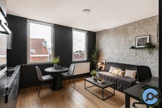 Op een uitstekende locatie in de gegeerde Landbouwstraat te Antwerpen, op wandelafstand van de levendige Abdijstraat met haar winkels, horeca en openbaar vervoer, bevindt zich dit charmante en instapklare appartement op de bovenste verdieping van een kleinschalig gebouw met slechts vier appartementen.<br /><br />Dankzij de ligging op de hoogste verdieping geniet u hier van maximale rust, veel natuurlijke lichtinval en een aangename woonbeleving. De lichtrijke leefruimte vormt het hart van het appartement en biedt voldoende plaats voor een gezellige zit- en eethoek. De praktische keuken sluit hier naadloos op aan.<br /><br />Verder beschikt het appartement over een volwaardige slaapkamer, een verzorgde badkamer en de nodige bergruimte. Doorheen het appartement werd optimaal gebruik gemaakt van de beschikbare ruimte, wat resulteert in een comfortabele en functionele indeling.<br /><br />De centrale ligging combineert een vlotte bereikbaarheid met alle dagelijkse voorzieningen binnen handbereik. Bovendien bevinden zowel het centrum van Antwerpen als belangrijke invalswegen zich op korte afstand.<br /><br />Een ideale opportuniteit voor starters, alleenstaanden, investeerders of wie op zoek is naar een zorgeloze woonst op een toplocatie.<br /><br />Interesse? Contacteer ons vandaag nog voor meer informatie of een bezoek ter plaatse.