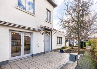 <p><strong>Koksijde-Bad, Ruime villa (258m²) met 4 slaapkamers</strong>,<strong> zeer rustige ligging in Koksijde-Bad, ca. 520m² grond.</strong><br /><br />Bestaande uit: op het gelijkvloers: ruime inkomhall, lichtrijke leefruimte, afzonderlijk toilet, keuken met toegang tot terras en tuin, grote slaapkamer met toegang tot een tweede terras, badkamer met douche en lavabomeubel, berging met aansluiting voor wasmachine, derde terras aan de voorzijde, garage en extra parkeerplaats. Op de eerste verdieping: nachthall, drie slaapkamers, badkamer met douche en lavabomeubel en afzonderlijk toilet. Verder is er een ruime zolder met veel mogelijkheden.<br /><br /><strong>Deze karaktervolle woning op topligging heeft enorm veel potentieel! We laten u graag bezichtigen op afspraak.</strong></p>