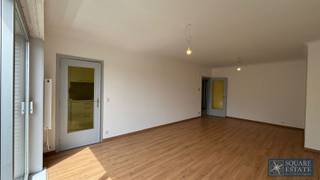 Square Estate presenteert u dit prachtige appartement met twee slaapkamers, gelegen in het hart van Merchtem in een klein appartementencomplex met...