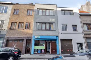 <p><span>Ontdek dit veelzijdig eigendom in het commerciële hart van Antwerpen, ideaal voor wie wonen en werken wil combineren of op zoek is naar een interessante investering.</span></p><p><span> </span></p><p><span>Op het gelijkvloers bevindt zich momenteel een wassalon, gelegen op een zichtbare locatie met veel passage. Perfect voor het verderzetten van de huidige activiteit of voor een andere commerciële invulling (onder voorbehoud van vergunningen).</span></p><p><span>Het woongedeelte heeft een volledig aparte inkom, wat zorgt voor privacy.</span></p><p><span>De woonst bestaat uit:</span></p><p><span>Een ruime en lichtrijke living aan de straatkant</span></p><p><span>Semi-open keuken, volledig uitgerust met alle toestellen om naar hartenlust te koken</span></p><p><span>Badkamer met douche en apart toilet</span></p><p><span>Drie volwaardige slaapkamers</span></p><p><span> </span></p><p><span>Bijzonderheden:</span></p><p><span>EPC Energielabel woongedeelte: B - 200 kwh/(m² jaar)</span></p><p><span>EPC handelspand: F</span></p><p><span>P-score: A</span></p><p><span>G-score: A</span></p>