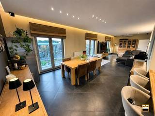 <p><span>Uitzonderlijke penthouse op toplocatie in het centrum van Genk </span><span><br /><br /></span><span>Bent u op zoek naar een uitzonderlijk appartement met standing, gelegen op een toplocatie? <br />Dit prachtig afgewerkte dakappartement in het centrum van Genk combineert ruimte, luxe en <br />een overvloed aan natuurlijk licht, en biedt een unieke woonervaring.<br /><br />Bij het betreden van het appartement komt u terecht in een zeer ruime en lichtrijke leefruimte, <br />waar grote raampartijen zorgen voor een open gevoel en een aangename connectie met de <br />buitenomgeving. Dankzij de royale oppervlakte met extra hoge plafonds is er meer dan <br />voldoende plaats voor een gezellige zithoek en een ruime eetplaats. <br /><br />De moderne keuken is volledig uitgerust met kwalitatieve toestellen en afgewerkt met duurzame <br />materialen. Ideaal voor wie graag kookt en geniet van comfort en functionaliteit. <br /><br />Het penthouse beschikt over drie volwaardige slaapkamers, elk met voldoende ruimte en lichtinval, <br />perfect als hoofdslaapkamer, kinderkamer of bureau.<br />De badkamer is stijlvol ingericht en voorzien van een comfortabele douche. <br />Daarnaast is er een berging aanwezig, handig voor extra opslag en huishoudelijke toestellen. <br /><br />Voor extra comfort is het appartement uitgerust met airconditioning, wat zorgt voor een aangenaam <br />binnenklimaat, zowel in de zomer als in de winter.<br /><br />Belangrijkste troeven op een rij:</span></p><ul><li><span>Luxueus penthouse met hoogwaardige afwerking</span></li><li><span>3 ruime slaapkamers</span></li><li><span>Grote, lichtrijke leefruimte met grote raampartijen</span></li><li><span>Volledig geïnstalleerde keuken met toestellen</span></li><li><span>Moderne douchekamer</span></li><li><span>Praktische berging</span></li><li><span>Airconditioning aanwezig</span></li><li><span>Verwarming op gas en/of elektrisch (warmtepomp)</span></li><li><span>Centrale ligging in Genk aan het Stadsplein</span></li></ul><p><span><br />Extra pluspunt:<br />Mogelijkheid tot aankoop of huren van twee autostaanplaatsen in de afgesloten met camera bewaakte <br />bewonersparking voor extra comfort en gemoedsrust. <br />Gelegen in het centrum van Genk, op wandelafstand van winkels, restaurants, openbaar vervoer en <br />andere voorzieningen. Dit penthouse is ideaal voor wie comfortabel en stijlvol wil wonen op een <br />centrale locatie. <br /><br /></span><span>Wenst U meer informatie over deze penthouse of een bezichtiging?<br />Contacteer ons via 012 26 22 05 of info@hetimmohuis.be. </span></p>