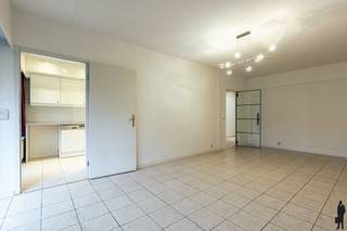 <p><strong>Instapklaar appartement in het rustige en residentiële woonpark "Park Elyseum", gelegen net binnen de Turnhoutse stadsring. Dit moderne appartement van ca. 82 m² bevindt zich op de 1e verdieping van de residentie 'Diana', met lift, en biedt een prachtig uitzicht op groen. Het appartement beschikt over 2 slaapkamers en een terras aan de achterzijde. Gunstige EPC-score van 107 kWh/m²/jaar (B-label) en een goedgekeurde elektrische installatie.<br /><br /></strong><span>Indeling van het appartement:</span> <br /><br />Bij binnenkomst komen we in een inkomhal, voorzien van een praktische deurkast, die toegang biedt tot alle vertrekken van het appartement. De lichte en ruime woonkamer biedt veel natuurlijk daglicht en heeft toegang tot een terras met uitzicht op groen. Aangrenzend bevindt zich de keuken, die uitgerust is met een een afwasmachine, keramische kookplaat, ijskast en diepvriezer.<br /><br />Het appartement beschikt over twee volwaardige slaapkamers. De badkamer is voorzien van een douche, toilet en enkele wastafel met meubel. <br /><br /><span>Bijzonderheden:</span><br />- <span>Ideaal als investering <br />- Asbestveilig<br />- Zeer rustige locatie in een privé park <br />- Voldoende parkeermogelijkheden op het terrein<br />- Aparte vuilnisberging / vuilniskokers<br /><br /></span>Bekijk dit appartement via onze virtual tour: https://tour.giraffe360.com/0ffae257d804455781332509d8f77b90</p>