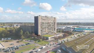 Dit instapklare appartement bevindt zich in de Scandinaviëstraat in Gent, nabij de bruisende wijken van de Oude Dokken en het Handelsdok. In de omgeving vindt u het winkel- en vrijetijdscomplex Dok Noord, diverse horecazaken en aangename wandel- en fietsroutes langs het water. Ook station Gent-Dampoort, het historische stadscentrum en de R4 zijn vlot bereikbaar. <br /><br />Het appartement bevindt zich op de 17de verdieping en biedt 90 m² bewoonbare oppervlakte. Via de inkomhal bereikt u de lichtrijke woonkamer met toegang tot het zuidwestelijk georiënteerde terras van 8 m². Aansluitend bevindt zich de gerenoveerde keuken met inductiekookplaat, oven, microgolfoven, vaatwasser, koelkast en diepvriezer. De nachthal geeft toegang tot drie slaapkamers, een gerenoveerde badkamer met inloopdouche en wastafel, een apart toilet en een praktische berging.<br /><br />Het appartement beschikt over hoogrendementsbeglazing, zonnewering, centrale verwarming via een warmtenet en een conforme elektrische installatie.<br /><br />Interesse in dit appartement met drie slaapkamers en een zonnig terras? Contacteer Brent via brent@immofrancois.be of telefonisch voor meer informatie of een bezoek. Tot binnenkort!<br /><br />