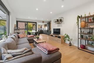 eze prachtige woning is een echte buitenkans voor wie op zoek is naar ruimte, comfort en privacy op een toplocatie. Dankzij de conforme...