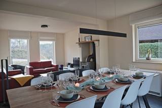 <p>Vergund vakantiehuis<br />Maison Violette is een unieke investeringskans gelegen in de prachtige “Jardin du Golf” te Durbuy.<br />Dit mooi vakantiehuis is volledig klaar om in te stappen of te verhuren.<br />Met een bewoonbaar oppervlak van 168 m² heb je vier ruime slaapkamers met twee badkamers.<br />Verder krijg je een ruime leefruimte met kachel en open keuken, die volledig is uitgerust, mooie tuin met terras en parking voor drie wagens en laadpaal.</p><p>Op de gelijkvloers kom je binnen in de open hal. Er bevindt zich één ruime slaapkamer met ensuite badkamer met twee lavabo’s en inloopdouche, aangepast voor minder mobielen. Daarnaast is er nog een afzonderlijk toilet.</p><p>In de leefruimte is een zithoek links met kachel en een ruime eetkamer met aansluitende open keuken.<br />De keuken volledig ingericht met koelkast met vriesvak, ingebouwde kookplaat, oven en vaatwasmachine.<br />In de aanpalende berging is er aansluiting voor wasmachine en droogkast en heb je directe toegang tot de tuin.</p><p>Eens op de bovenverdieping vind je drie ruime slaapkamers, een apart toilet, welness/polyvalente ruimte met IR-sauna en ruime badkamer.<br />In de mooie ruime badkamer heb je twee lavabo’s, ligbad en regendouche.</p><p>Rondom de woning beschik je over een volledig aangelegd terrein mooi in evenwicht met de omliggende natuur. Op het mooie terras kan je in de nabijheid van de natuurtuin genieten van een barbecue of een spelletje petanque.<br />Kinderen kunnen zich helemaal uitleven op de speeltoren in de omheinde tuin naast de woning.<br />Vooraan het huis heb je plaats om drie wagens te parkeren en is er een laadpaal.</p><p>Wil je dit vakantiehuis net zoals ons verhuren, dan is dit perfect mogelijk. De woning beschikt over een vergunning van het Commissariat Général au Tourisme en voldoet aan al de nodige normen (certificaten en keuringen) voor verhuur. De vakantieverhuur wordt aangeboden op verschillende populaire platformen, heeft een hoge bezettingsgraad en goede recensiecijfers.</p>
