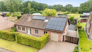 <h3><span>Spacieuse maison familiale avec installations équestres sur un terrain de 5 060 m²</span></h3><p><span>Située sur un magnifique terrain de pas moins de 5 060 m², cette maison de caractère offre de nombreuses possibilités à ceux qui recherchent l'espace, le calme et l'intimité. Alliant une maison familiale confortable, de nombreuses dépendances et des installations équestres déjà en place, cette propriété constitue une opportunité unique dans le cadre verdoyant de Heist-op-den-Berg.</span></p><p><span>La maison dispose d’une surface habitable d’environ 236 m² et offre un agencement agréable avec des pièces de vie lumineuses. Le salon chaleureux, doté d’une cheminée, constitue le point de rencontre central de la maison et bénéficie d’une belle vue sur la verdure environnante. Il est prolongé par la cuisine spacieuse, dotée de suffisamment d’espace de travail et de rangement, idéale pour un usage quotidien et pour passer d’agréables moments en famille.</span></p><p><span>La maison dispose en outre de quatre chambres à part entière et d’une salle de bains équipée à la fois d’une baignoire et d’une douche. Son agencement pratique rend cette maison particulièrement adaptée aux familles à la recherche d’espace supplémentaire et de confort de vie.</span></p><p><span>L’un des atouts majeurs de cette propriété est son excellent bilan énergétique. Avec un label EPC de classe B et pas moins de 20 panneaux solaires, vous bénéficiez d’une maison économe en énergie, parée pour l’avenir et qui vous permettra de réduire votre facture d’énergie.</span></p><p><span>À l’extérieur, un domaine impressionnant s’étend, offrant de nombreuses possibilités. L’écurie existante, dotée de plusieurs boxes, rend cette propriété particulièrement adaptée aux amateurs de chevaux. De plus, les diverses dépendances, les espaces de rangement et le garage offrent une fonctionnalité supplémentaire pour les loisirs's, l’élevage ou un usage professionnel.</span></p><h3><span>Atouts :</span></h3><ul><li><span>Label EPC B </span></li><li><span>20 panneaux solaires installés </span></li><li><span>Terrain de 5 060 m² </span></li><li><span>Surface habitable d’environ 236 m² </span></li><li><span>Quatre chambres à part entière </span></li><li><span>Pièce à vivre conviviale avec cheminée </span></li><li><span>Écurie comprenant plusieurs boxes pour chevaux </span></li><li><span>Diverses dépendances et possibilités de rangement </span></li><li><span>Environnement calme et verdoyant </span></li><li><span>Beaucoup d'intimité autour de la maison </span></li><li><span>Idéal pour les amateurs de chevaux et les éleveurs </span></li></ul><p><span>Cette propriété offre une combinaison rare de confort de vie, d'efficacité énergétique et d'espaces extérieurs, dans un cadre paisible et facilement accessible. Une opportunité idéale pour ceux qui rêvent d'une vie à la campagne avec toutes les commodités à portée de main.</span></p>