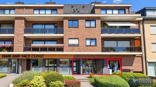 <p><span>Square Estate vous présente ce commerce idéalement situé sur le Kaasmarkt à Wemmel, bénéficiant d'un emplacement stratégique et d'une excellente visibilité.</span></p><p><span>Implanté au coeur d'un environnement commerçant dynamique, à proximité immédiate de nombreux autres commerces, le bien profite d'un passage important ainsi que d'une clientèle de longue date, offrant ainsi un réel potentiel pour le développement d'une activité professionnelle.</span></p><p><span>Le commerce développe une superficie d'environ 90 m² et dispose également d'une mezzanine, permettant d'optimiser facilement l'espace selon les besoins de l'activité. À l'arrière se trouve un espace complémentaire pouvant servir de réserve ou de zone de stockage, ainsi qu'une toilette et un évier.</span></p><p><span>Un agréable jardin privatif situé à l'arrière du commerce constitue un véritable atout supplémentaire, notamment pour profiter d'un espace extérieur lors des pauses déjeuner.</span></p><p><span>Le bien est équipé d'une chaudière au gaz Viessmann et bénéficie d'un PEB C. Les charges sont particulièrement faibles et s'élèvent à environ 85€ par mois. Le précompte immobilier, d'un montant de 1.024€ par an, est à charge du locataire.</span></p><p><span>Des volets sont également présents à l'avant et à l'arrière du commerce, offrant un confort et une sécurité supplémentaires.</span></p><p><span>Grâce à sa configuration polyvalente, sa visibilité et sa localisation, ce bien peut convenir à de nombreuses professions et activités commerciales ou professionnelles.</span></p><p><span>Une belle opportunité pour toute personne souhaitant s'installer dans un secteur recherché et animé de Wemmel.</span></p><p><span>Pour plus d'informations ou éventuellement planifier une visite, veuillez nous contacter au 02/460.42.01 ou à <span>ca@square-estate.be</span></span><span> </span></p>