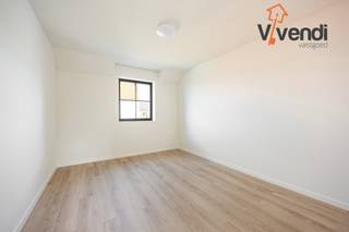 <p>Stijlvol en energiezuinig wonen in de schaduw van de Sint-Michielskerk – laatste units!<br /><br />Aan de rand van het centrum, op een unieke en bijzonder rustige locatie onder de beschermende schaduw van de iconische Sint-Michielskerk, vindt u dit exclusieve nieuwbouwproject. Een charmante combinatie van hedendaagse architectuur, energiezuinig comfort (EPC-label A) en historische charme.<br />Wat mag u verwachten?<br />Elke woning is gebouwd volgens de nieuwste normen en beschikt over:<br />Een ruime inkomhal met gastentoilet<br />Een lichtrijke leefruimte met zicht op en toegang tot de private tuin<br />Een volledig uitgeruste eetkeuken<br />Aangrenzende wasplaats met toegang tot de ondergrondse parking en berging<br />3 volwaardige slaapkamers op de eerste verdieping<br />Een volledig uitgeruste badkamer met toilet<br />Een royale zolderverdieping (optioneel af te werken tegen meerprijs)<br />De private tuin beschikt over een praktische tuinberging en is tevens bereikbaar via een achterliggende servitude.<br /><br />Troeven:<br />Energiezuinig wonen (A-label)<br />Inclusief ondergrondse parkeerplaats en berging<br />Instapklaar!<br />Rustige, autoluwe ligging met uitstekende verbindingen richting Turnhout en Tilburg<br />Vlotte bereikbaarheid met fiets, auto én openbaar vervoer<br /><br />Dit is de perfecte mix van rust, comfort en bereikbaarheid. Ideaal voor wie stijlvol en toekomstgericht wil wonen op een historische locatie.<br /><br />Interesse? Contacteer ons vandaag nog voor meer informatie of een bezoek ter plaatse.</p>