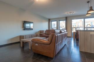 <p><span>Instapklaar 2-slaapkamer appartement met terras en<span> </span>garagebox.<br />EPC: 88kWh/m² | Elektriciteit conform | Bouwjaar: 2011<br /><br /><strong><span>Omschrijving:<br /></span></strong></span><span>We betreden dit instapklaar appartement op de 1ste verdieping via trap of lift. Het appartement beschikt over een ruime woonkamer met open keuken, uitgerust met een combi-oven, vaatwasser, koelkast,<span> </span>enkele<span> </span>spoelbak en inductievuur. Aansluitend bevindt zich een praktische berging, dewelke voorzien is van aansluiting voor wasmachine en droogkast. Men geniet van een prachtig lichtrijk zicht op het terras vanuit de woonkamer.<br /><br />Tevens<span> </span>beschikt het appartement over<span> een </span>badkamer, een apart toilet en twee volwaardige slaapkamers. De badkamer is uitgerust met zowel een ligbad als een inloopdouche, en een badkamermeubel met dubbele wastafel. Als extra biedt het appartement<span> </span>een ondergrondse, ruime<span> </span>garagebox, reeds inbegrepen in de prijs!<br /><br /><strong><span>Algemeen:</span></strong><br />- EPC: 88 kWh/m²<br />- Elektriciteit conform<br />- Bouwjaar: 2011<br />- Terras<br />- Ondergrondse garagebox inbegrepen in de prijs!<br /></span></p>