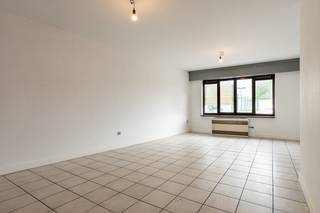 Dit licht op te frissen gelijkvloersappartement is makkelijk toegankelijk en is gunstig gelegen.Ligging:Het appartement bevindt zich in de Kaaistraat...