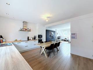 Dit ruime twee slaapkamer appartement te huur nabij het centrum van Oudenaarde is een echte aanrader. Dit gezellige duplex appartement werd afgewerkt met zeer kwalitatieve materialen. <br /><br />INDELING:<br />leefruimte - open keuken - berging 1 - slaapkamer 1 - berging 2 - badkamer - slaapkamer 2 - zolderruimte - autostaanplaats<br /><br />TROEVEN:<br />+ gezellig duplex appartement<br />+ gunstige ligging <br />+ volledig instapklaar<br /><br />Autostaanplaats bij te huren aan €30/maand.<br /><br />De snelste manier om een bezoek te brengen aan deze woning? Vraag je bezoek aan via de rode knop op onze website (www.dewaele.com) en je wordt gecontacteerd door onze verhuurexpert. Telefonisch kunnen er geen afspraken gemaakt worden. Bij andere vragen kun je ons telefonisch contacteren via 055 20 80 20.
