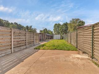 <p>Op een uitstekende locatie in Petegem-aan-de-Leie, vlak bij het centrum van Deinze, bevindt zich deze gerenoveerde en instapklare stadswoning. </p><p>De straat werd recent fietsvriendelijk heraangelegd en achteraan biedt een autoluwe dienstweg toegang tot twee private parkeerplaatsen op eigen terrein.</p><p></p><p>De ligging is een absolute troef. Scholen bevinden zich in de onmiddellijke omgeving, het Stadsbos ligt op slechts 3 minuten fietsen, het station op 5 minuten en de E17 bereikt u op amper 2,5 km.</p><p></p><p>Met een bewoonbare oppervlakte van 147 m² op een perceel van 450 m² biedt deze woning alle ruimte voor het hele gezin. </p><p>Via de inkomhal met gastentoilet komt u in de lichtrijke leefruimte met open keuken. </p><p>De recente aanbouw en grote raampartijen zorgen voor een aangenaam ruimtegevoel en een mooi zicht op de tuin. </p><p>Op het gelijkvloers bevinden zich eveneens een praktische berging en een eerste slaapkamer.</p><p></p><p>De eerste verdieping omvat een tweede slaapkamer, een badkamer met inloopdouche en een apart toilet. </p><p>Op de tweede verdieping vindt u een derde slaapkamer of polyvalente hobby- of bureauruimte.</p><p></p><p>De ruime tuin en de twee private parkeerplaatsen achteraan maken het geheel compleet. </p><p>Een ideale woning voor wie op zoek is naar hedendaags wooncomfort, veel lichtinval en een centrale ligging met een uitstekende bereikbaarheid.</p>