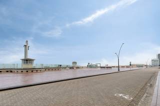 Troeven van het pand:Toplocatie: Gelegen op een van de drukste wandelpunten van Oostduinkerke met een panoramisch zicht op zee en het...