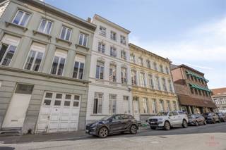 Ontdek deze unieke eigendom in het bruisende centrum van Gent – een prachtige duplex die ruimte, licht en charme perfect combineert.Dit ruime...