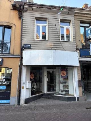 Dit veelzijdige handelspand geniet van een uitstekende ligging in het centrum van Zottegem met optimale visibiliteit. Dankzij de indeling...