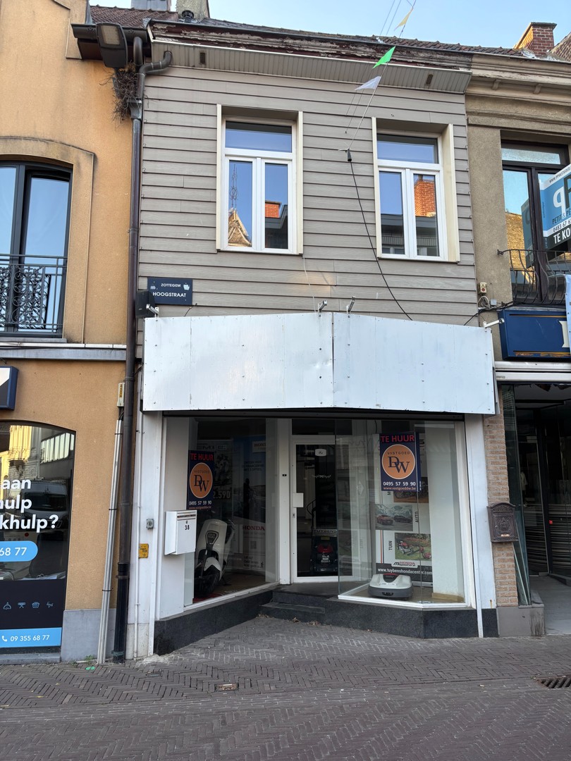 Commerciële handelsruimte te huur in hartje Zottegem - photo 1