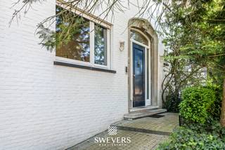 Voor meer info en foto’s, surf naar www.swevers.be – Welkom in deze ruime en karaktervolle open bebouwing aan de Visvangststraat 67 in Koersel. Deze voormalige dokterswoning combineert 238 m² bewoonbare oppervlakte met een zuidgericht perceel van 12a 79ca en biedt uitzonderlijk veel mogelijkheden.<br />De woning is instapklaar en uitstekend onderhouden. Via de centrale inkomhal bereik je de lichtrijke leefruimte van 30 m², de praktische keuken en de gezellige veranda met zicht op de tuin. Aan de voorzijde bevinden zich twee extra grote ruimtes, momenteel ingericht als bureau en tweede leefruimte. Ideaal voor wie droomt van een zelfstandige praktijk, zorggedeelte, thuiskantoor of extra leefzone. Op de eerste verdieping zijn er vijf volwaardige slaapkamers van 12 m² tot 21 m², perfect voor een groot gezin of wie graag extra ruimte heeft voor hobby’s, logees of werk. De badkamer is functioneel ingericht en sluit mooi aan op de praktische indeling. Een grote troef is de volledig onderkelderde oppervlakte van 87,5 m², geschikt als opslag, hobbyruimte of atelier. Daarnaast is er een ruime garage van 34 m² voor twee wagens; Buiten geniet je van een groene, privacyvolle zuidgerichte tuin en een ruim terras met elektrische luifel. Extra handig is de toegang achteraan het perceel. De ligging is rustig én centraal, vlak bij scholen, openbaar vervoer, winkels, restaurants, Be-Mine, het kioskplein en de mijnterril. Voor meer informatie, bel 011 255 155. Bron bewoonbare oppervlakte: EPC – verslag.