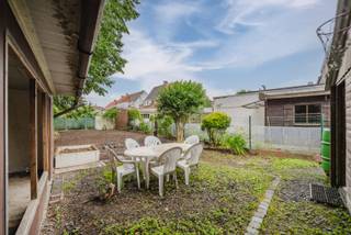 Op zoek naar een bouwgrond waarop u uw plannen op eigen tempo kan realiseren? Deze bouwgrond in de Leiestraat te Kuurne heeft een oppervlakte van 323 m² en biedt interessante mogelijkheden zonder bouwverplichting. Daardoor vrij te bouwen wanneer het voor u het juiste moment is.<br /><br />Op het perceel bevinden zich momenteel een carport (hoogte van circa 2,30 m) en een dubbele garage (hoogte van circa 1,85 m). Hier is elektriciteit aanwezig. Deze kunnen onmiddellijk dienst doen voor eigen gebruik, bijvoorbeeld voor het stallen van voertuigen, opslag of hobbyruimte. Wie niet meteen bouwplannen heeft, kan bovendien overwegen om deze ruimtes tijdelijk te verhuren in afwachting van toekomstige bouwplannen.<br /><br />Het perceel is gelegen in woongebied, geen verkaveling &amp; BPA/RUP van toepassing. Indicatief kan rekening worden gehouden met de principes van de goede ruimtelijke ordening:<br />•halfopen bebouwing met min. 3 m vrije zijstrook<br />•bouwdiepte gelijkvloers max. 15 m<br />•bouwdiepte verdieping max. 12 m<br />•gabarit en kroonlijsthoogte dienen aan te sluiten bij het aanpalende gebouw<br />•maximale terreinbezetting van 50%<br />•vloerpas van de woning minimaal 40 cm boven het maaiveld<br /><br /><br />Waarom dit perceel overwegen?<br /><br />✔ Geen bouwverplichting<br />✔ Perceel van 323 m²<br />✔ Carport en dubbele garage aanwezig<br />✔ Mogelijkheid tot tijdelijk eigen gebruik of verhuur<br />✔ Gelegen in woongebied<br />✔ Potentieel voor halfopen bebouwing<br />✔ Interessante ligging in Kuurne<br /><br />Interesse, bel 0471 69 44 30<br />Attesten &amp; documenten: www.nestr.be