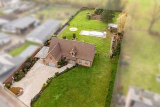 <p>Ben je op zoek naar een stevig gebouwd en uitstekend onderhouden huis met enorme mogelijkheden? Ontdek dan deze woning op een indrukwekkend perceel van maar liefst 3.912 m², volledig zuidgericht en gelegen in de Heuvelstraat, op slechts 850 meter van station Moerbeke-Viane.</p>
<p>Deze woning biedt comfort op de gelijkvloerse verdieping en een zee aan uitbreidingsmogelijkheden op de bovenverdieping. <br /><br />Het gelijkvloers omvat: Ruime keuken met gezellige ontbijthoek, eetkamer met zicht op de tuin, aangename, lichtrijke living met uitzicht over het groene landschap en het zwembad, badkamer uitgerust met zowel bad als douche, drie comfortabele slaapkamers, allemaal op het gelijkvloers, garage en carport.</p>
<p>Verder is er nog een volledige onderkeldering.</p>
<p>De bovenverdieping doet momenteel dienst als zolder, maar dankzij de betonnen gewelven kan deze perfect ingericht worden tot een volwaardige tweede woonentiteit.<br />Dit opent tal van mogelijkheden, zoals: Kangoeroewonen, zorgwonen, co-housing, extra slaapkamers of een multifunctionele ruimte.</p>
<p>De tuin is een waar rust- en ontspanningsoord. Dankzij de volledige zuidoriëntatie geniet je de hele dag door van zon en licht. Het groene uitzicht, de enorme buitenruimte en het zwembad maken dit een ideale plek om te ontspannen, te tuinieren of gasten te ontvangen.</p>
<p>Meer info? Een bezoek? Bel Jordi 0477/32.61.53</p>