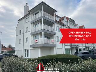 Ontdek dit stijlvolle en instapklare appartement in de recente residentie Prinsenhof, gelegen op een toplocatie nabij het centrum van Waregem, winkels, scholen en belangrijke invalswegen.<br /><br />Het appartement beschikt over een doordachte indeling met oog voor comfort en kwaliteit:<br /><br />✨ Lichtrijke leefruimte met mooi uitzicht en ruimte voor eet- en zithoek<br />🍽️ Volledig ingerichte open keuken met aanpalende praktische berging<br />🚿 Moderne badkamer met inloopdouche<br />🚪 Twee volwaardige slaapkamers<br />🚻 Apart toilet<br />🧱 Ondergrondse privatieve berging<br /><br />Bovendien is er een dubbele garage verplicht bij te kopen. <br />Dankzij het EPC-label A geniet u van lage energiekosten en hedendaags wooncomfort. Dit appartement is ideaal voor wie zoekt naar kwaliteit, ligging en duurzaamheid.<br />💶 Prijs appartement: € 270.000<br />🚗 Dubbele garage met automatische poort: € 40.000<br />📍 Adres: Warandestraat 49 bus 12, Waregem<br />⚡ EPC: A<br /><br />= 310.000€ <br /><br />Laat u verrassen door de ruime indeling, kwalitatieve afwerking en rustige ligging.<br /><br />📞 Contacteer ons vandaag nog voor een bezoek – dit appartement is een echte aanrader!<br />056 61 11 11 <br />waregem@demeester.be