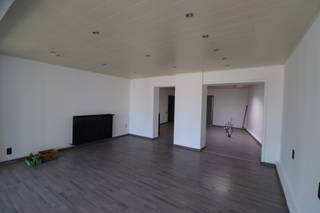 Ruime handelsruimte (voorheen kapsalon) met veel lichtinval voorzien van alle nutsvoorzieningen, keuken met spoeltafel, binnenkoer, badkamer...