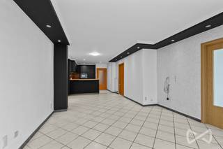 <p>We vinden dit ruim gelijkvloers appartement terug op de Guido Gezellelaan in Heusden met een bewoonbare oppervlakte van 134m².<br /><br /><span>Via de inkomhal met gastentoilet komen we in de leefruimte met volledig uitgeruste open keuken. Verder beschikt het appartement over drie slaapkamers, een badkamer met inloopdouche, lavabo en tweede toilet, een ruime wasplaats en een veranda.<br /></span><span>Alle ruimtes kunnen nog verder naar eigen smaak worden opgefrist zodat u hier eenvoudig uw eigen stijl en sfeer kunt creëren.<br /><br /></span><span>Uw wagen kunt u voor de deur parkeren, achter het appartement of in de private garage met automatische poort. Via de Holleweg bereikt u de achterzijde van het pand waardoor de garage en tuin vlot toegankelijk zijn.<br /><br /></span><span>Een grote troef is de buitenruimte aan de achterzijde. Het appartement beschikt over het exclusieve gebruiksrecht van de achterliggende tuin die zowel via de veranda als via de garage bereikbaar is. Hier kunt u een gezellige tuin, terras of aangename buitenplek creëren. Hierbij dient wel rekening te worden gehouden met het bestaande recht van doorgang ten voordele van de buur die toegang moet behouden tot zijn garage.<br /><br /></span><span>Momenteel beschikt het over EPC-label F en valt het onder de renovatieverplichting. De reeds vernieuwde ramen en deuren zijn nog niet verwerkt in het huidige EPC-attest. Verder werkt de verwarming op stookolie maar dankzij de aanwezige gasaansluiting of de mogelijke installatie van een warmtepomp zijn er verschillende opties om het energetisch comfort te optimaliseren. Bovendien is de elektrische installatie reeds conform.<br /><br /></span><span></span><span></span><span>Ook de ligging is een absolute troef. Dankzij de centrale ligging in Heusden bevinden winkels, horeca, openbaar vervoer en andere dagelijkse voorzieningen zich op korte afstand. Bovendien zijn de omliggende gemeenten en belangrijke verbindingswegen zeer vlot bereikbaar.<br /><br /></span><span>Bent u op zoek naar een ruim gelijkvloers appartement met drie slaapkamers, een recente keuken en badkamer én de mogelijkheid om een eigen buitenruimte te creëren? Dankzij de centrale ligging en de ruimtes die u verder naar eigen smaak kunt opfrissen biedt dit appartement heel wat potentieel om er uw eigen gezellige thuis van te maken!<br /><br /></span><strong>Guido Gezellelaan 131 – 3550 Heusden-Zolder<br /><br /></strong><span>Neem gerust contact met ons op voor meer informatie of een bezichtiging op 0476689780.<br /></span><strong>We Invest Demervallei Paal<br /></strong><em>Vastgoed Anders Bekeken</em></p>