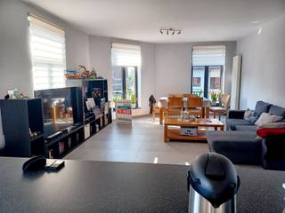 TE HUUR in het centrum van Tollembeek, mooi hoekappartement met vrij zicht, gelegen op de eerste verdieping met 2 slaapkamers en terras. Via...