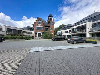 2 slaapkamer appartement te koop! Nieuwbouwproject op centrum ligging en in groene oase! Project bestaande uit vijf gebouwen met verschillende appartementen met een vloeroppervlakte variërend tussen 60 - 100m2. Indeling van de appartementen: een inkomhal met een gastentoilet, 1-3 slaapkamers , badkamer met inloopdouche, een lichtrijke leefruimte open keuken zicht op terras! Aankoop van een parkeerplaats of garagebox is eveneens mogelijk. Meer info of een bezoek mail naar info@property-vastgoed.be