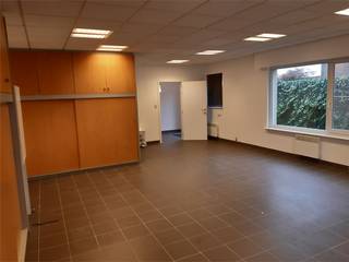 instapklare POLYVALENTE RUIMTE / KANTOOR v. 60m².Veel lichtinval. Geschikt voor kantoor, praktijkruimte, kunstatelier, bureel,...Voldoende...