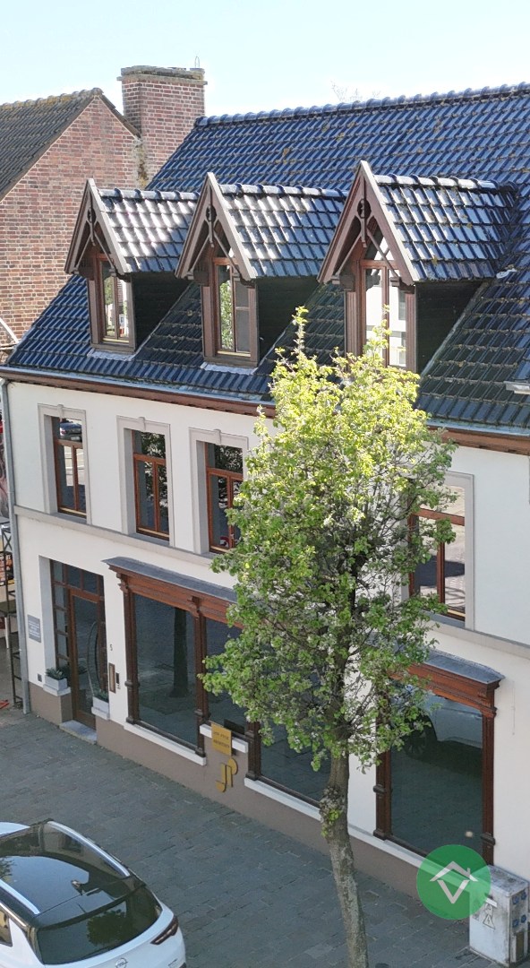 Deze instapklare handelswoning is gelegen in het centrum op een commerciële topligging op de markt van Koekelare - foto 2