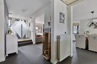 Ruime open woning met 5 tot 7 slaapkamers, mogelijkheid tot praktijkruimte of kangoeroewoningBij het betreden van de woonst komen we binnen in de...