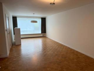 Zeer centraal gelegen appartement op een eerste verdieping. Vlakbij E19, A12, scholen, supermarkten, parken, ziekenhuizen en openbaar vervoer.<br /><br />Indeling: Inkomhal op parket met ingemaakte berging, vestiaire en apart toilet met handenwasser. Woonkamer op parket, 2 slaapkamers op laminaat waarvan één toegang verleent tot het terrasje met berging. De badkamer is voorzien van ligbad en badkamermeubel. De keuken voldoet aan alle hedendaagse comfort.<br />Het appartement is uitgerust met driedubbele beglazing.<br /><br />Garagebox verplicht bij te huren aan €75,00/maand.<br /><br />Gemeenschappelijke fietsenberging achter het gebouw.<br /><br />Alg. onkosten bedragen €60,00 per maand (onderhoud gemene delen, lift, en privatief waterverbruik).<br /><br />EPC: 102KwH/m²/jaar (Energielabel - B) - Waarborg: 3 maanden via verzekeringsbon Korfine - Plaatsbeschrijving: €225 incl. BTW/per partij