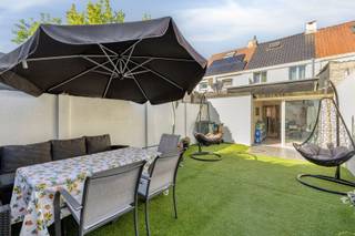 TE KOOP GEZINSWONING met 2 slaapkamers en een leuke stadstuinDeze STADSWONING is recent vernieuwd en is gelegen in een rustige straat, pal in het centrum van Ronse. Geen ingrijpende werken, geef enkel je eigen stijl aan deze woning, en meubels plaatsen. De troeven van de woning:- Onmiddellijk instapklaar. - Energiezuinige woning met EPC-label B.- Elektrische installatie conform tot 2044.- Goede ligging, in het centrum, alles is bereikbaar op wandelafstand.Grootwarenhuizen, scholen, openbaar vervoer, en winkels.Op het gelijkvloers vindt u de leefruimte, keuken, toilet, berging, badkamer met inloopdouche en toilet, goed georiënteerde tuin met een ruime berging (vast tuinhuis)Het eerste verdieping bestaande uit twee ruime slaapkamers. Onder het dak kan de ruimte benut worden o.a. als berging.