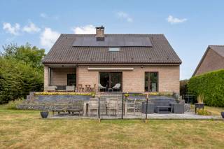 Immo Pické vous propose cette villa idéalement située à Sint-Pieters-Leeuw, à proximité des commerces, des écoles, des transports en commun, des axes routiers et de toutes les commodités. Au rez-de-chaussée, cette maison dispose d’un vaste hall d’entrée, d’un salon spacieux et lumineux avec coin repas (46 m²), d’une cuisine équipée spacieuse (22 m²), de toilettes pour invités, d’une salle de bains et de deux chambres (24 m² avec dressing et 12 m²). Au premier étage, cette maison dispose d’un très grand couloir de nuit donnant accès à pas moins de 4 chambres supplémentaires (13 m², 15 m², 10 m² et 16 m²). On y trouve également une deuxième salle de bains et des toilettes séparées. Au sous-sol, cette maison dispose d’un double garage et de plusieurs pièces de rangement. La maison dispose également d’une terrasse spacieuse et d’un grand jardin avec un abri de jardin. Devant la maison, on trouve plusieurs places de stationnement. À noter : EPC C, 18 panneaux solaires (représentant au total environ 5 400 kWh), … .