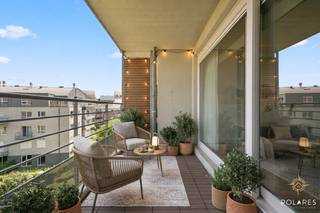 ***Bezoekdag 26/07 reserveer uw tijdslot via www.polares.eu***<br /><br />Ontdek dit moderne appartement uit 2011, waar een doordachte indeling en overvloedig natuurlijk licht samenkomen. <br />De ruime woonkamer vormt het centrale punt van het appartement en loopt naadloos over in een volledig uitgeruste keuken. Vanuit deze leefruimte stapt u direct het aangename zonneterras op, de ideale plek om in alle rust te genieten.<br /><br />Het appartement is comfortabel en praktisch ingedeeld met twee volwaardige slaapkamers, waarvan er één een eigen toegang tot het terras heeft. Verder beschikt u over een badkamer met douche in bad en een dubbele wastafel, een aparte was- en bergruimte en een afzonderlijk toilet. <br /><br />Bovendien beschikt het appartement over een eigen parkeerplaats en kelderberging, die samen beschikbaar zijn voor € 14.000.<br /><br />De ligging in Jette is een absolute troef. Door de nabijheid van de Ring, de E40 en Brussels Airport geniet u van een uitstekende bereikbaarheid, terwijl winkels, scholen en openbaar vervoer zich op comfortabele wandelafstand bevinden. Ook de nabijheid van het UZ Brussel en diverse bedrijven maakt dit appartement een bijzonder solide keuze voor zowel eigen bewoning als voor een investering.<br /><br />Dankzij het gunstige EPC-label B en de conforme elektriciteit is dit appartement volledig instapklaar. Het combineert kwaliteit en een strategische ligging in een aantrekkelijk geheel. <br /><br />Bent u benieuwd naar dit appartement? Contacteer ons gerust voor meer informatie of om een bezoek in te plannen!