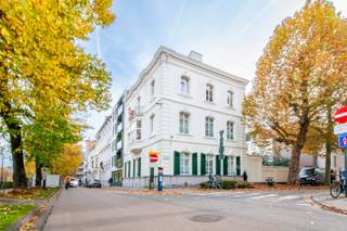 OPGELET: om dit pand te huren of bezichtigen vragen wij steeds eerst een virtueel bezoek te brengen aan het pand. Ga hiervoor naar www.rosseel.be en vul de referentie C190 in in het veld ‘zoek’ bovenaan rechts. Kies dan ‘360°’. De website helpt je nu verder voor de volgende stappen.<br /><br />Dit appartement is gelegen in een prachtig herenhuis aan de coupure. Dit pand is zonet volledig gerenoveerd dit met prachtige materialen en oog voor detail.<br />De inkomhall alleen al is prachtig afgewerkt met een imposante trap, en karaktervolle ramen die voor veel lichtinval zorgen.<br /><br />Dit appartement is gelegen op het tweede verdiep en kent een oppervlakte van 117m². U kan het appartement betreden via de inkomhal of via de lift die uitkomt in uw leefruimte.<br />Door de hoge plafonds en vele lichtinval neemt dit appartement u mee in de Parijse sfeer maar met zicht op de Coupure!<br />Het appartement kent volgende indeling: inkomhal, ruime open leefruimte met balkon met prachtig zicht op de Coupure, open keuken voorzien van alle toestellen (combi-oven, koelkast, diepvries, kookplaat en dampkap).<br />Verder is het appartement voorzien van een gastentoilet, ruime slaapkamer (16,61m²) met ingemaakte kasten en een aanpalende badkamer met inloopdouche, lavabo en toilet.<br />De tweede slaapkamer (17,01m²) heeft zicht op de binnentuin, in de hall kan u ook de tweede badkamer vinden, deze is ook voorzien van een douche en lavabo.<br />Het appartement is volledig voorzien van prachtige design armaturen en hoogkwalitatieve gordijnen.<br />Met de lift, die u kan betreden via de leefruimte, kan u zo naar de kelderverdieping. Deze is voorzien van een gemeenschappelijke wasruimte waar iedere bewoner zijn eigen was- en droogkast kan plaatsen en waar u ook de fietsenstalling en brievenbussen kan terugvinden.<br />Verder is er een gemeenschappelijke binnentuin, voorzien van een terras waar iedere bewoner van kan genieten.<br />Dit appartement is beschikbaar vanaf 01/09/2025, bij de huurprijs hoort een provisie van 275€/maand, voor gemeenschappelijke kosten, verwarming en warm water. De verwarmingstoestellen zijn zo voorzien dat u zowel kan verwarmen als koelen.<br />Wie opzoek is naar een high end appartement in een prachtig luxueus gebouw op een top locatie in Gent, dan is dit iets voor u!<br />Stel u vandaag nog kandidaat om zo het appartement te kunnen bezichtigen.