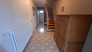<p><span>In een autoluwe woonwijk nabij het Cogelspark bieden wij u deze te renoveren belle étage woning. </span></p><p><span>Deze oerdegelijke woning is steeds prima onderhouden waardoor men op eigen tempo en volgens eigen noden en budget de renovatie werken kan spreiden.</span></p><p><span>Naast de garage heeft men ook op en voor de oprit voldoende parkeergelegenheid. Verder beschikt deze woning met haar 3 slaapkamers en grote tuin over de juiste indeling om van deze belle étage de ideale gezinswoning te maken. Schrik jij niet terug om zelf de handen uit de mouwen steken en zie je het ook als een voordeel om je eigen afwerking te kiezen?</span></p><p><span>Boek dan snel een afspraak en kom zeker niet TE LAET! </span></p><p><span> </span></p>
